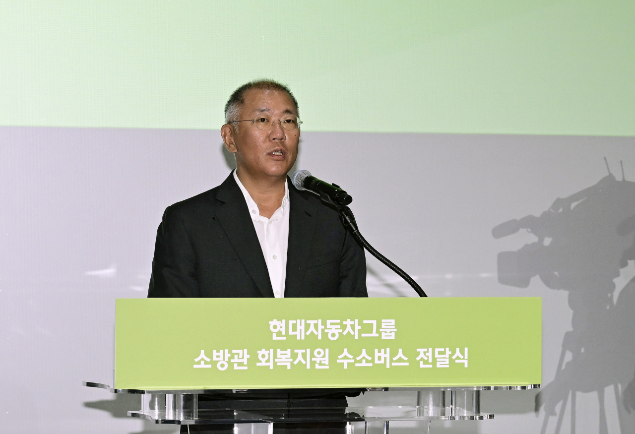 현대차그룹은 27일 제주도 제주시 구좌읍 CFI(탄소 없는 섬) 에너지미래관에서 ‘소방관 회복지원 수소버스 전달식’을 개최했다. 전달식에서 정의선 현대차그룹 회장이 인사말을 하고 있다. [현대차그룹 제공]