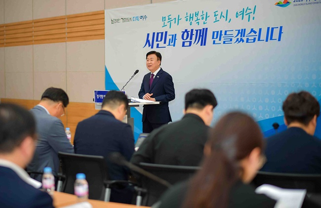 정기명 여수시장이 27일 취임 2주년 기자회견을 열고 있다.