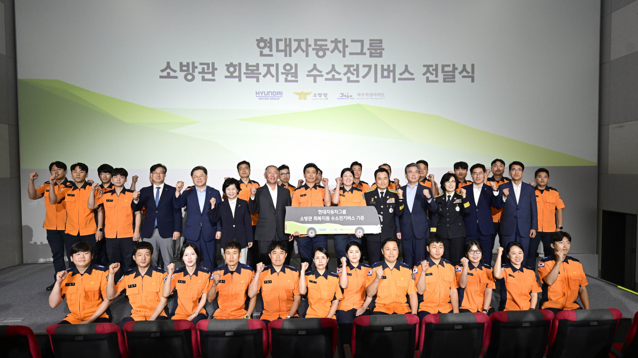 현대차그룹은 27일 제주도 제주시 구좌읍 CFI(탄소 없는 섬) 에너지미래관에서 ‘소방관 회복지원 수소버스 전달식’을 개최했다. 정의선(가운데줄 왼쪽 여섯 번째) 현대차그룹 회장과 참석자들이 기념촬영을 하고 있다. [현대차그룹 제공]