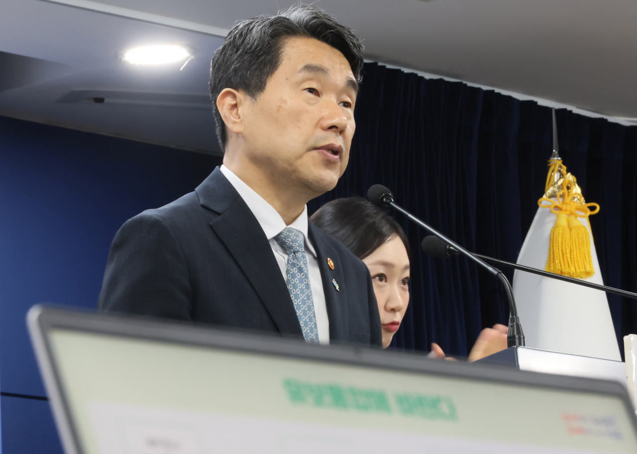 Deputy Prime Minister and Education Minister Lee Ju-ho announces an action plan to integrate early childhood education and childcare at the Government Complex in Jongno-gu, Seoul, on Thursday. (Yonhap)