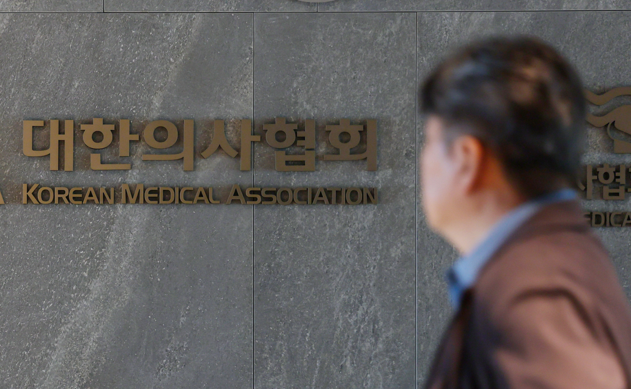 의료계 비공개 연석회의가 열린 지난 27일 오후 서울 용산구 대한의사협회에서 관계자들이 오가고 있다. [연합]