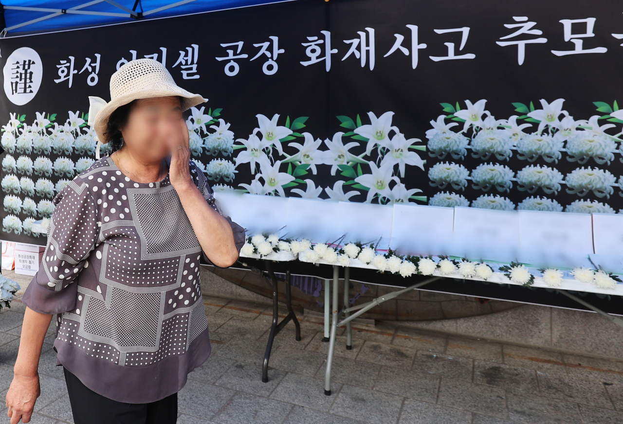27일 경기도 안산시 단원구 다문화공원에 설치된 화성 아리셀 공장 화재 사고 추모 분향소에서 추모객이 희생자들을 추모하고 있다. 전국에서 다문화 인구가 가장 많은 안산시 단원구 원곡동에 마련된 이 분향소는 화성공장화재이주민공동대책위원회가 이날 오후 설치했다. 한편 지난 24일 오전 10시 31분 화성시 서신면 전곡리 소재 일차전지 업체인 아리셀 공장에서 화재가 발생해 31명의 사상자가 발생했다. [연합]