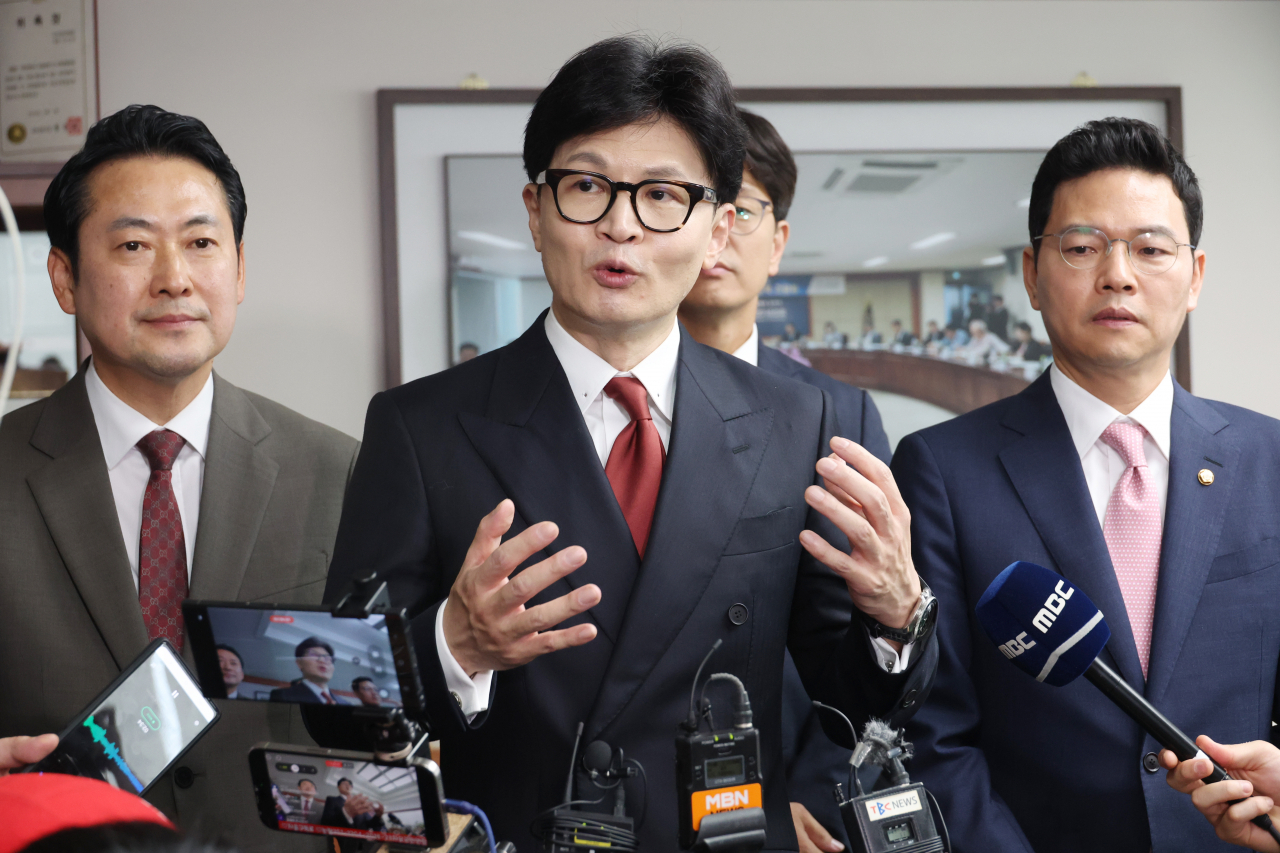 국민의힘 당권주자인 한동훈 전 비상대책위원장이 27일 대구 서구 김상훈 의원 지역구 사무실 건물 한 회의실에서 당원들을 만난 뒤 기자들과 질의응답하고 있다. [연합]