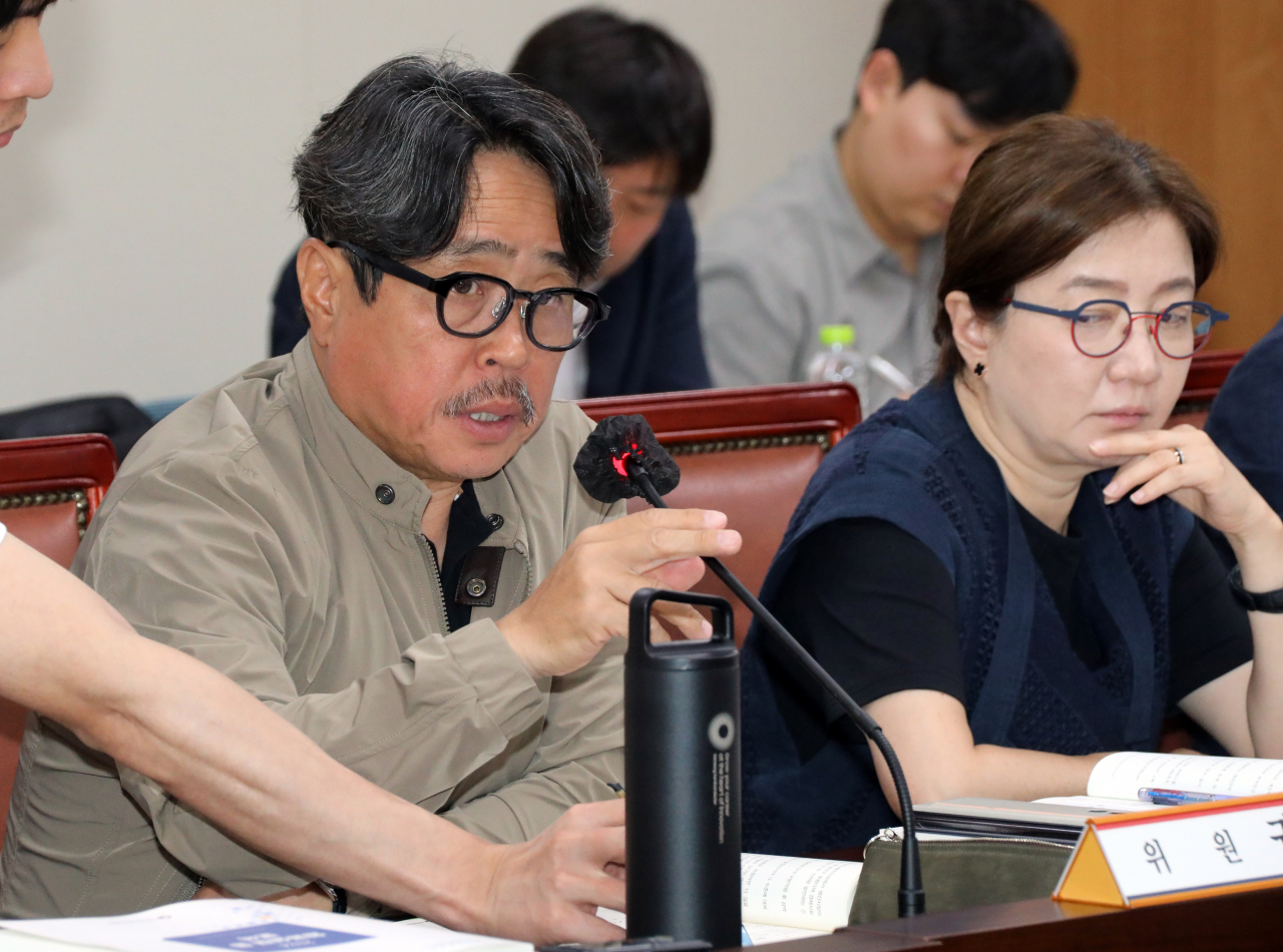 최저임금위원회 공익위원 운영위원인 권순원 숙명여대 교수가 최저임금 법정 심의 기한인 27일 오후 정부세종청사 최저임금위원회에서 열린 제6차 전원회의에서 발언하고 있다. [연합]