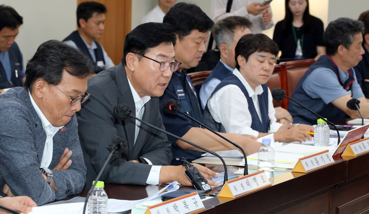 최저임금위원회 사용자위원 운영위원인 류기정 경총 전무가 최저임금 법정 심의 기한인 27일 오후 정부세종청사 최저임금위원회에서 열린 제6차 전원회의에서 발언하고 있다. [연합]
