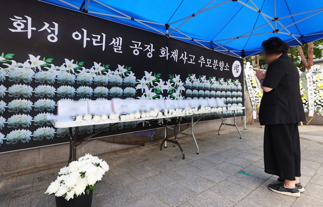 27일 경기도 안산시 단원구 다문화공원에 설치된 화성 아리셀 공장 화재 사고 추모 분향소에서 추모객이 희생자들을 추모하고 있다. 이 분향소는 화성공장화재이주민공동대책위원회가 이날 오후 설치했다.[연합]