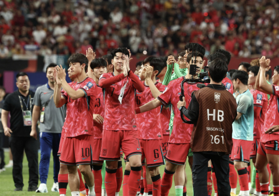 한국 축구 대표팀이 11일 서울월드컵경기장에서 열린 2026 북중미 월드컵 아시아 지역 2차 예선 C조 6차전 중국과의 경기 후 팬들에게 인사하고 있다. [연합]