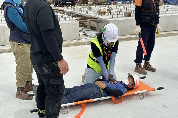 지난 25일 부산 감천항 일반부두 확장공사 현장에서 심정지 환자 발생 상황을 가정한 훈련이 진행되고 있다. [사진=부산항만공사]
