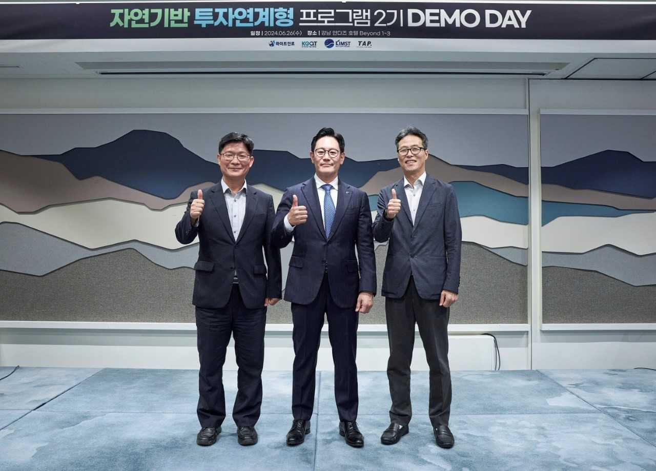 지난 26일 구본근 한국농업기술진흥원 부원장(왼쪽부터), 허재균 하이트진로 상무, 박진완 해양수산과학기술진흥원 본부장이 참여한 가운데 농수산 분야 스타트업 데모데이가 진행됐다. [하이트진로 제공]