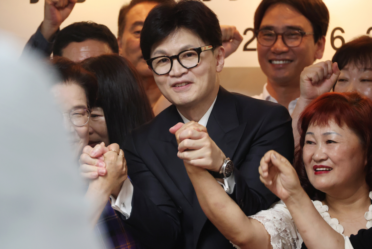 국민의힘 당권주자인 한동훈 전 비상대책위원장이 27일 대구 서구 김상훈 의원 지역구 사무실 건물 한 회의실에서 당원들과 기념 촬영을 하고 있다. [연합]