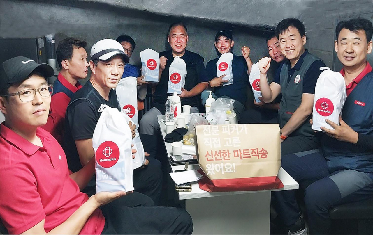 홈플러스 부산감만점 온라인 배송 담당 직원들이 ‘온열질환 예방키트’를 들고 기념촬영을 하고 있다. [홈플러스 제공]