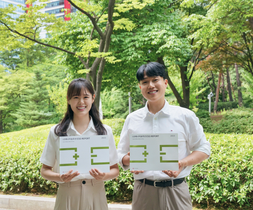 LG에너지솔루션 직원들이 2023 ESG 리포트를 소개하고 있다. [LG에너지솔루션 제공]