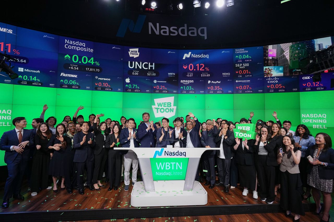 웹툰 엔터테인먼트 나스닥 상장 벨링잉. 김준구 CEO 겸 창업자(왼쪽에서 아홉번째), 이해진(왼쪽에서 열번째) 네이버 창업자 겸 GIO. [네이버웹툰 제공]