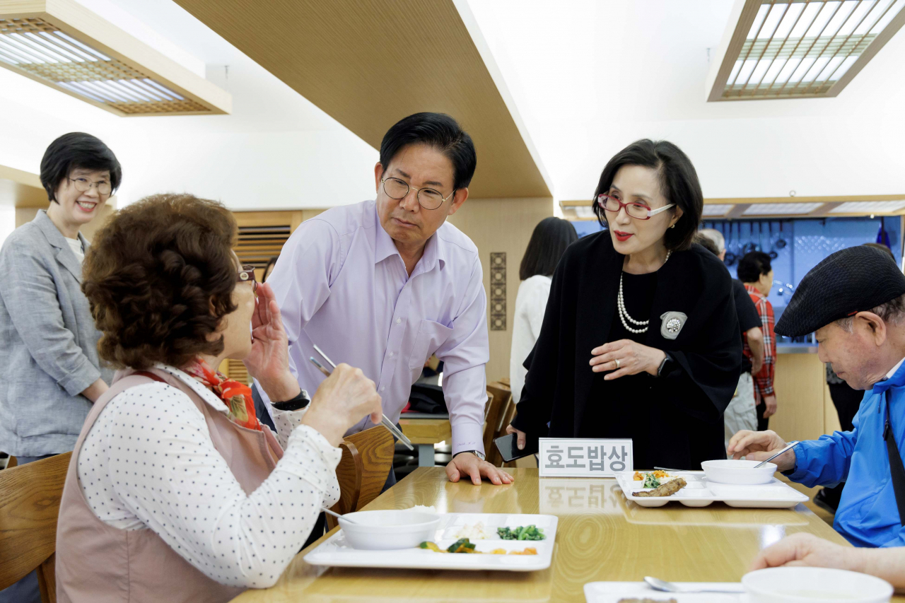 박강수 마포구청장이 지난달 용강동 효도밥상 2호점에서 점심식사를 하는 어르신과 이야기를 나누고 있다.[마포구 제공]
