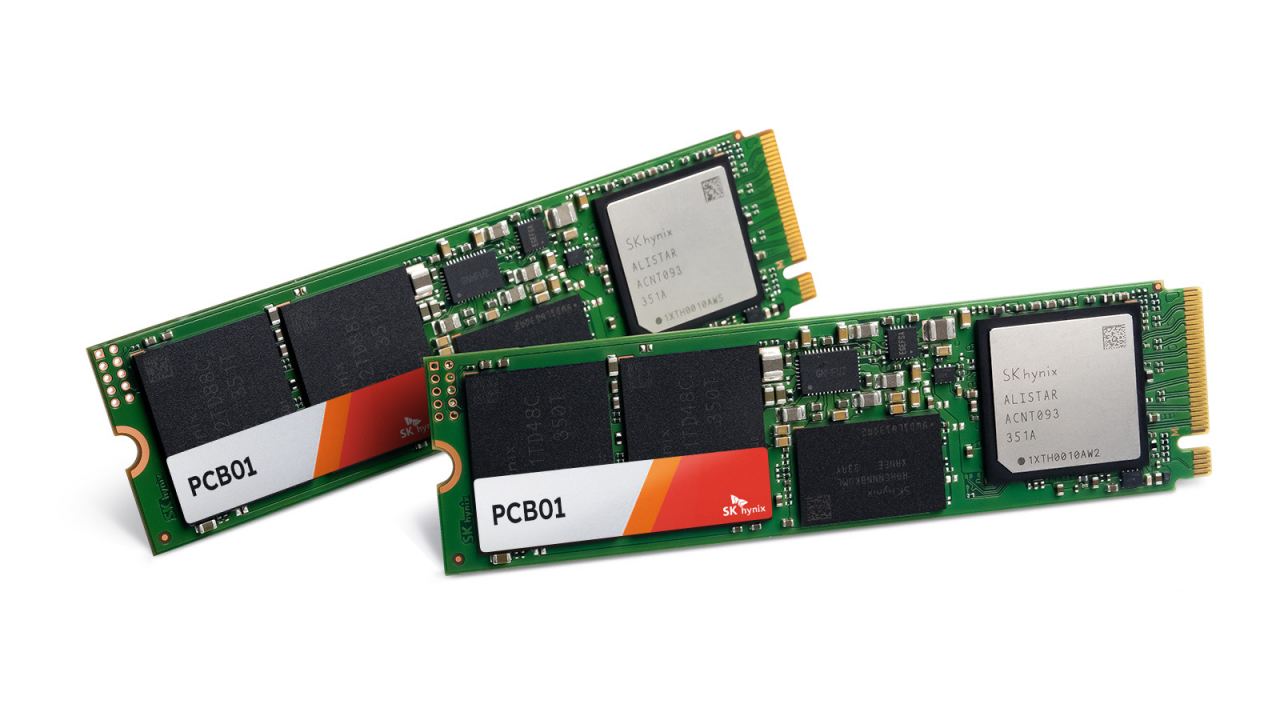 SK하이닉스가 온디바이스(On-Device) AI PC에 탑재되는 업계 최고 성능의 SSD(솔리드스테이트드라이브) 제품 ‘PCB01’의 개발을 완료하고 연내 양산에 들어간다고 28일 밝혔다. 사진은 PCB01 [SK하이닉스 제공]