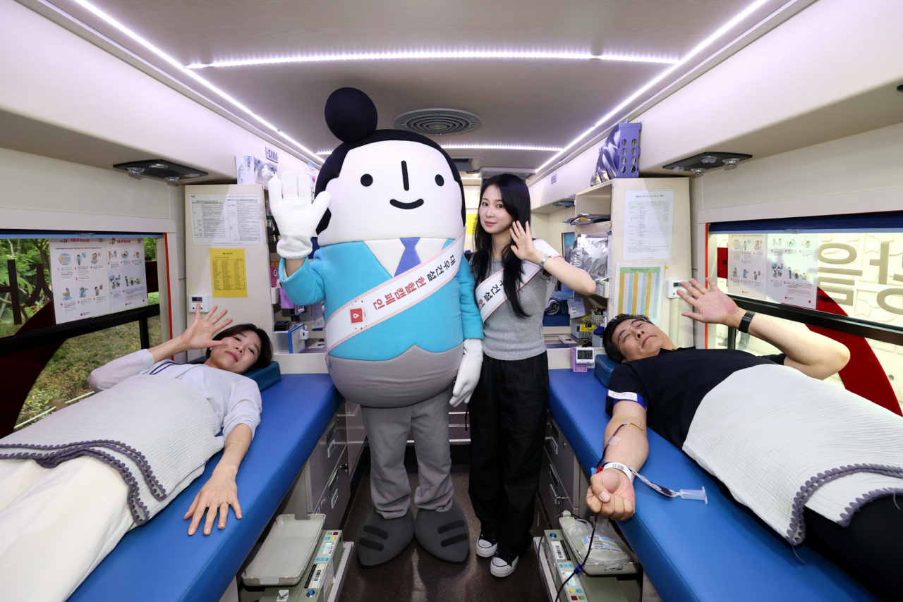 대우건설 임직원이 헌혈 캠페인에 참여하고 있다. [대우건설]
