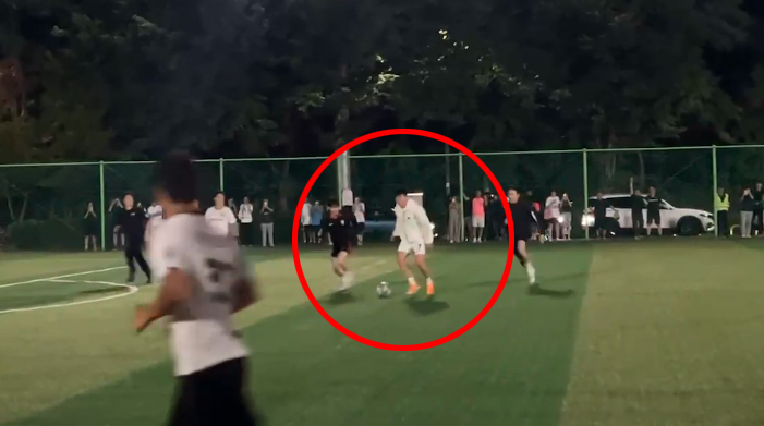 손흥민이 지난 27일 서울 광진구의 한 풋살장에 방문해 축구를 하는 모습. [온라인 커뮤니티 캡처]