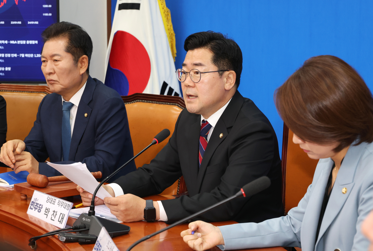 박찬대 더불어민주당 당대표 직무대행 겸 원내대표(가운데)가 28일 오전 국회에서 열린 최고위원회의에서 발언하고 있다. [연합]