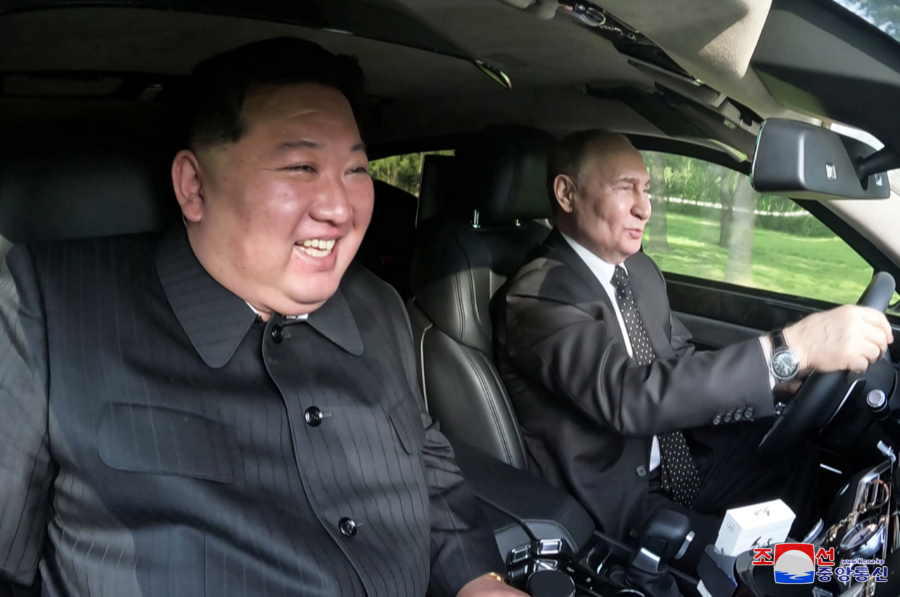 김정은 북한 국무위원장이 푸틴 러시아 대통령과 금수산영빈관 정원구역에서 시간을 함께 보내며 친교를 다졌다고 조선중앙통신이 20일 보도했다. 푸틴 대통령이 김 위원장에게 선물한 아우루스 차를 서로 번갈아 몰며 영빈관 구내를 달렸다. 김 위원장은 승용차의 성능을 높이 평가하며 사의를 표했다고 전했다. [연합]