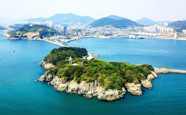 여수 오동도 국립공원 정상에 자리한 등대.