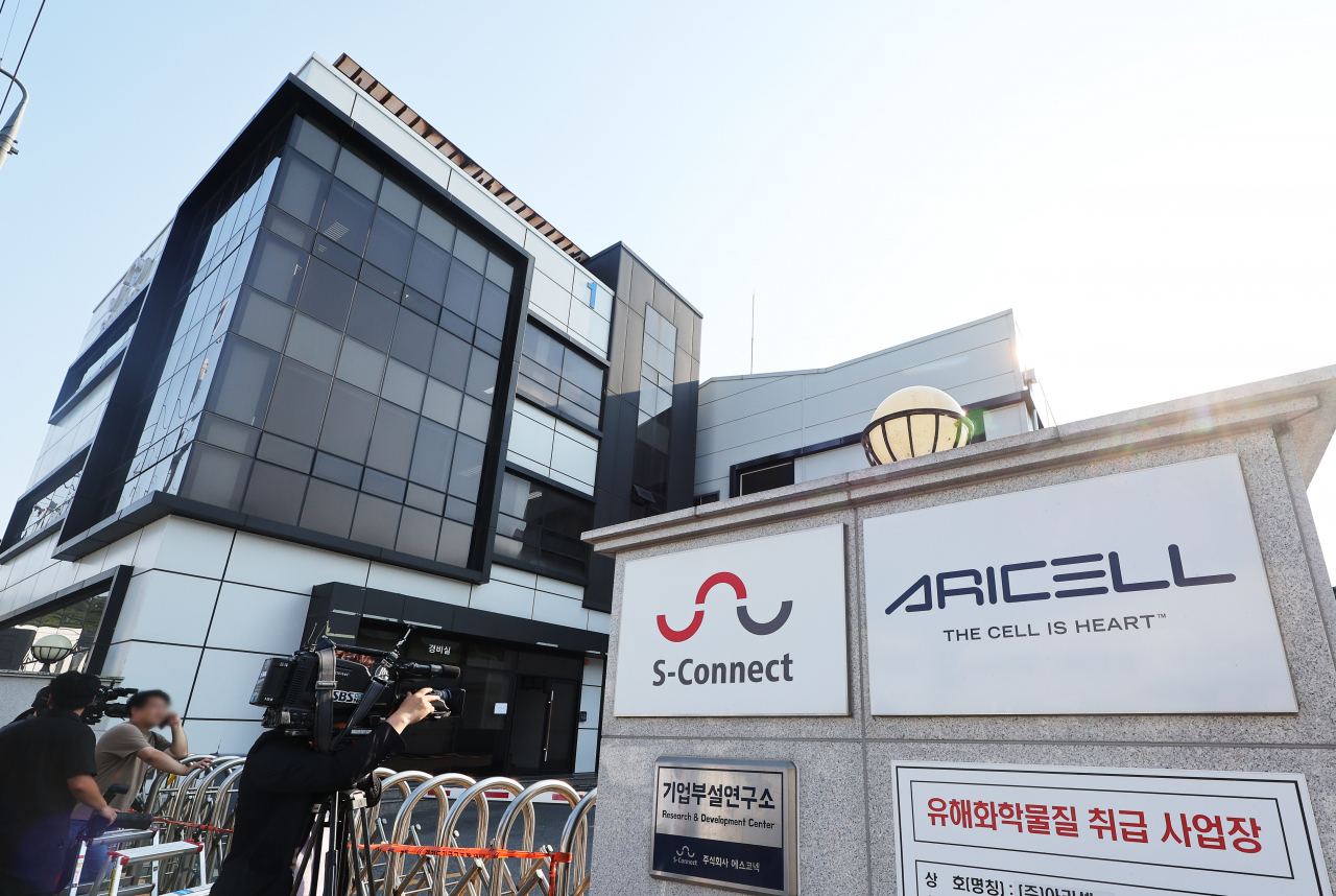 31명의 사상자가 발생한 경기도 화성시 일차전지 제조업체 아리셀 공장 화재 사고를 수사 중인 경찰과 고용노동부가 26일 강제수사에 착수했다. 경기남부경찰청 아리셀 화재 사고 수사본부와 경기고용노동지청은 이날 오후 4시 화성시 서신면 전곡리 소재 아리셀과 인력공급 업체인 메이셀, 한신다이아 등 3개 업체에 대해 압수수색에 들어갔다. 사진은 압수수색이 진행 중인 경기도 화성시 아리셀 모습. [연합]