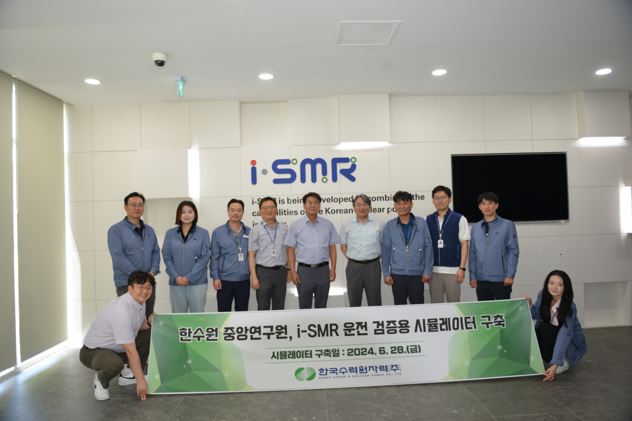 한국수력원자력 관계자들이 28일 중앙연구원에서 혁신형 소형모듈원자로(i-SMR)의 운전 적합성 검증을 위한 시뮬레이터를 구축한 후 기념촬영을 하고 있다. [한국수력원자력 제공]