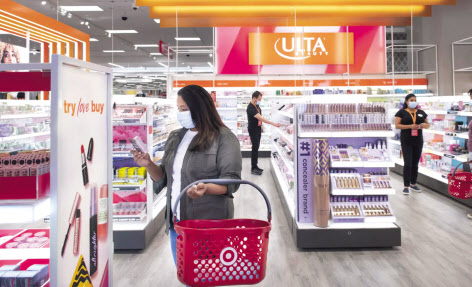 미국 백화점 화장품 매장에서 고객이 화장품을 고르고 있는 모습 [AP]