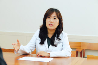 김수나 아모레퍼시픽 R&I센터 연구원이 헤럴드경제와 인터뷰에서 그간 연구해온 탈모 현상에 대해 말하고 있다. [아모레퍼시픽 제공]