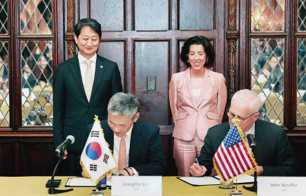 안덕근 산업부 장관이 27일(현지시간) 미국 워싱턴 DC 한 호텔에서 열린 ‘한-미 공급망·산업 대화(SCCD) 반도체 포럼’에 참석, 첨단산업·공급망 회복력과 수출 통제 등에 대한 협력 성과를 점검했다. [산업통상자원부 제공]
