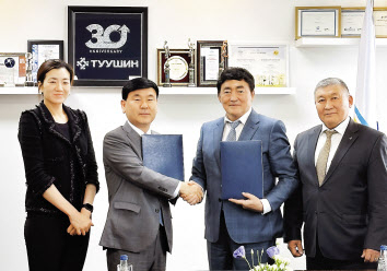 조현민(왼쪽부터) 한진 사장, 노삼석 사장, 저릭트 남스라이자브 몽골 투신그룹 사장이 몽골 울란바토르에서 만나 기념촬영을 하고 있다. [한진 제공]