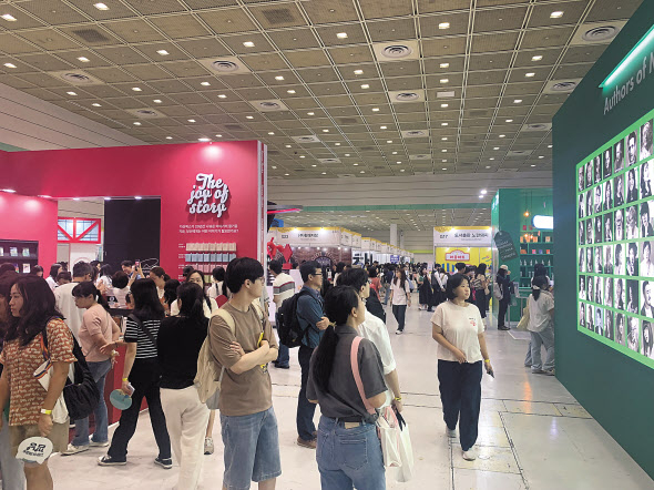 서울 강남구 삼성동 코엑스에서 개막한 ‘서울국제도서전’에 관람객들이 인산인해를 이루고 있다. 이정아 기자