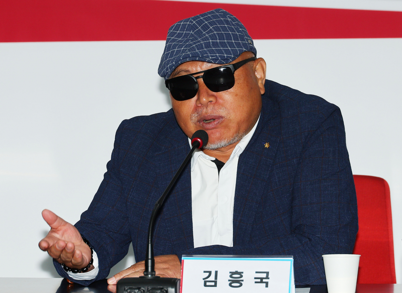 가수 김흥국씨가 4일 오전 서울 여의도 국민의힘 중앙당사에서 열린 2024 총선 지원 연예인 자원봉사단 간담회에서 발언하고 있다. [연합]