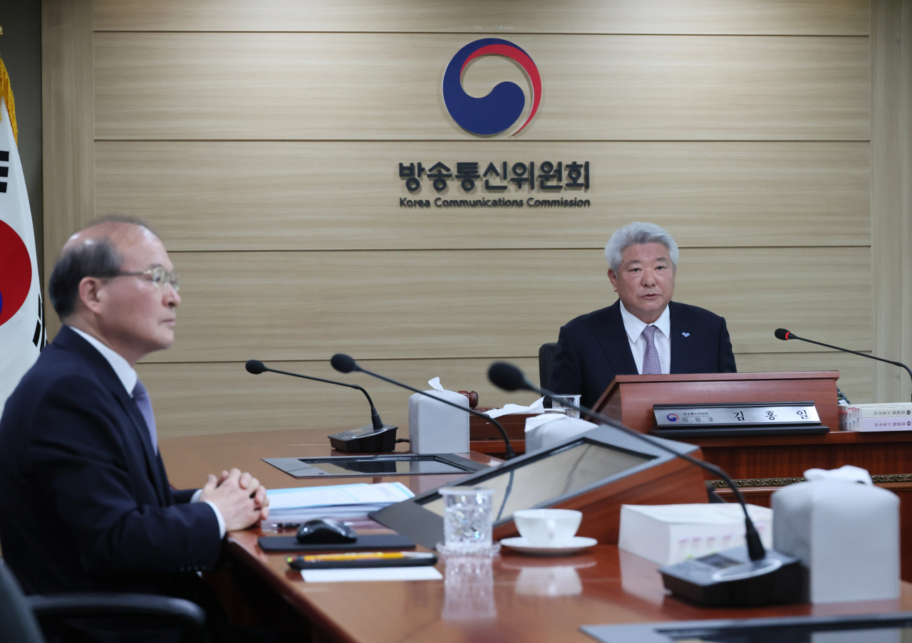 김홍일 방송통신위원장이 28일 정부과천청사 방송통신위원회에서 열린 제32차 위원회 회의를 주재하고 있다. [연합]
