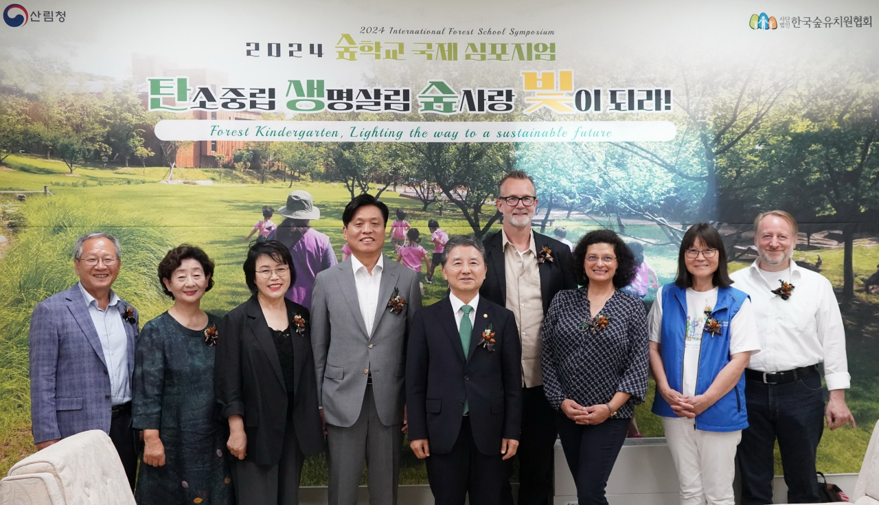 산림청(청장 남성현: 중앙)은 28일 정부대전청사 대강당에서 (사)한국숲유치원협회와 함께 ‘2024년 숲학교 국제심포지엄’을 개최했다. 이날 행사에는 덴마크, 독일, 스웨덴의 숲유치원 설립자, 한국숲유치원협회 등 국내‧외 숲교육 전문가 400여 명이 참석했다.