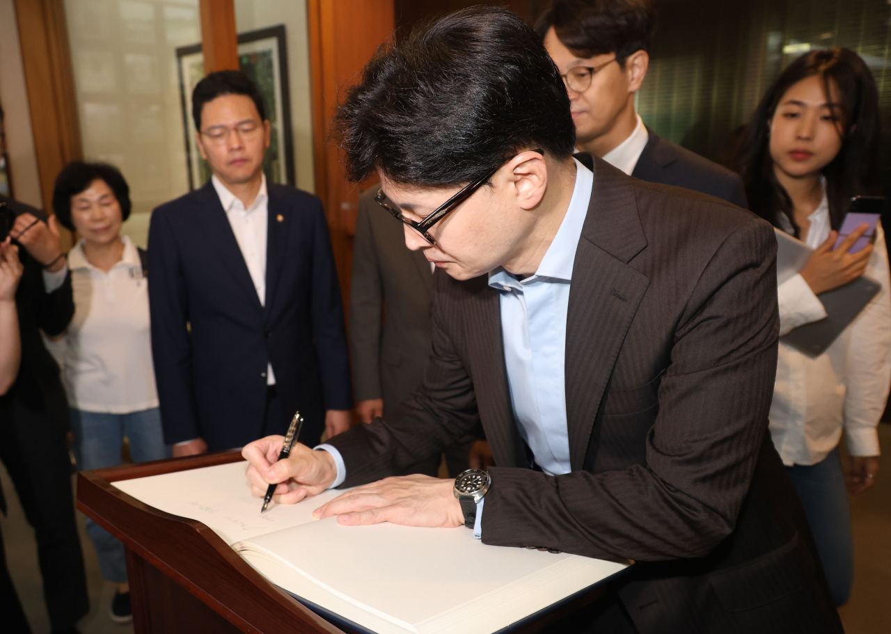 국민의힘 7·23 전당대회 당권주자인 한동훈 전 비상대책위원장이 28일 오전 부산 남구 유엔기념공원 기념관을 찾아 방명록을 작성하고 있다. [연합]