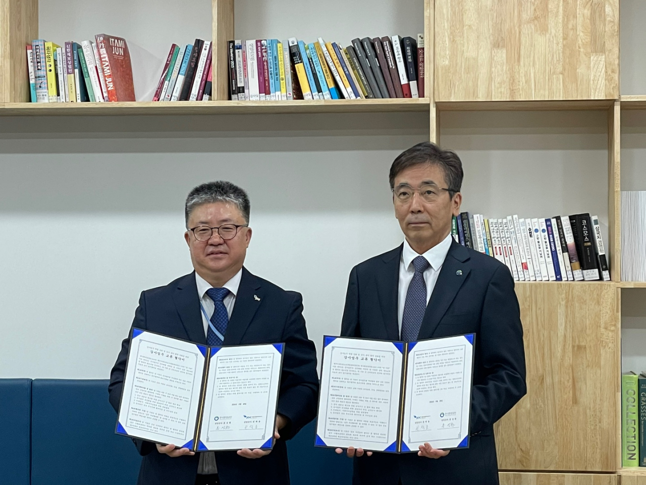 28일 제주국제자유도시개발센터(JDC 회의실)에서 열린 ‘한국환경공단 &ndash; 제주국제자유도시개발센터 감사업무 협약식’에서 홍성환 한국환경공단 상임감사(오른쪽)와 권택용 제주국제자유도시개발센터 상임감사가 기념촬영을 하고 있다.[한국환경공단 제공]