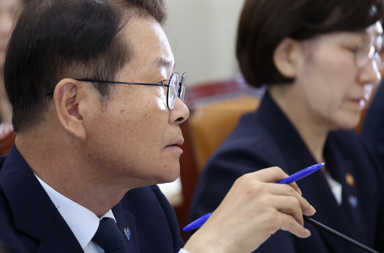28일 국회에서 열린 환경노동위원회 전체회의. 이정식 고용노동부 장관이 의원 질의에 답하고 있다. 오른쪽은 한화진 환경부 장관. [연합]