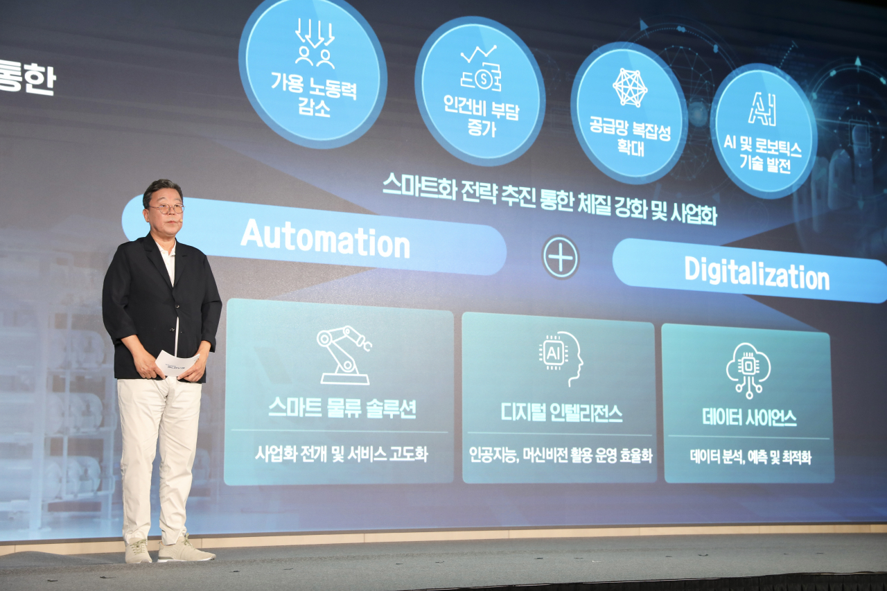 이규복 현대글로비스 대표가 28일 서울 여의도 페어몬트 호텔에서 열린 ‘2024 CEO 인베스터 데이’에서 중장기 사업 전략을 발표하고 있다. [현대글로비스 제공]