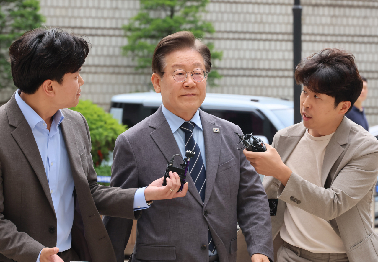이재명 더불어민주당 전 대표가 28일 오후 서울 서초구 서울중앙지방법원에서 열리는 공직선거법 위반 1심 속행 공판에 출석하기 위해 법정으로 향하고 있다. [연합]