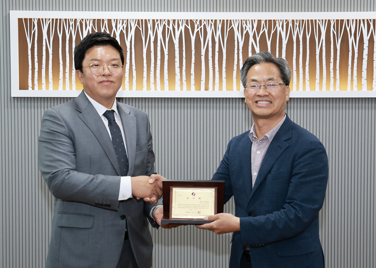 임대성 경북도 대변인(왼쪽)이 지난 27일 오도창 영양군수로부터 감사패를 받고 있다.[경북도 제공]