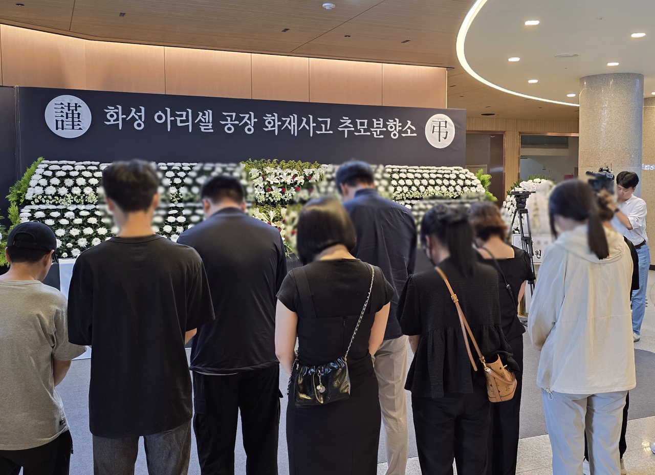 29일 경기도 화성시청에 설치된 아리셀 공장 화재 사고 추모 분향소에서 아리셀 작업자들이 희생자들을 추모하고 있다. [연합]