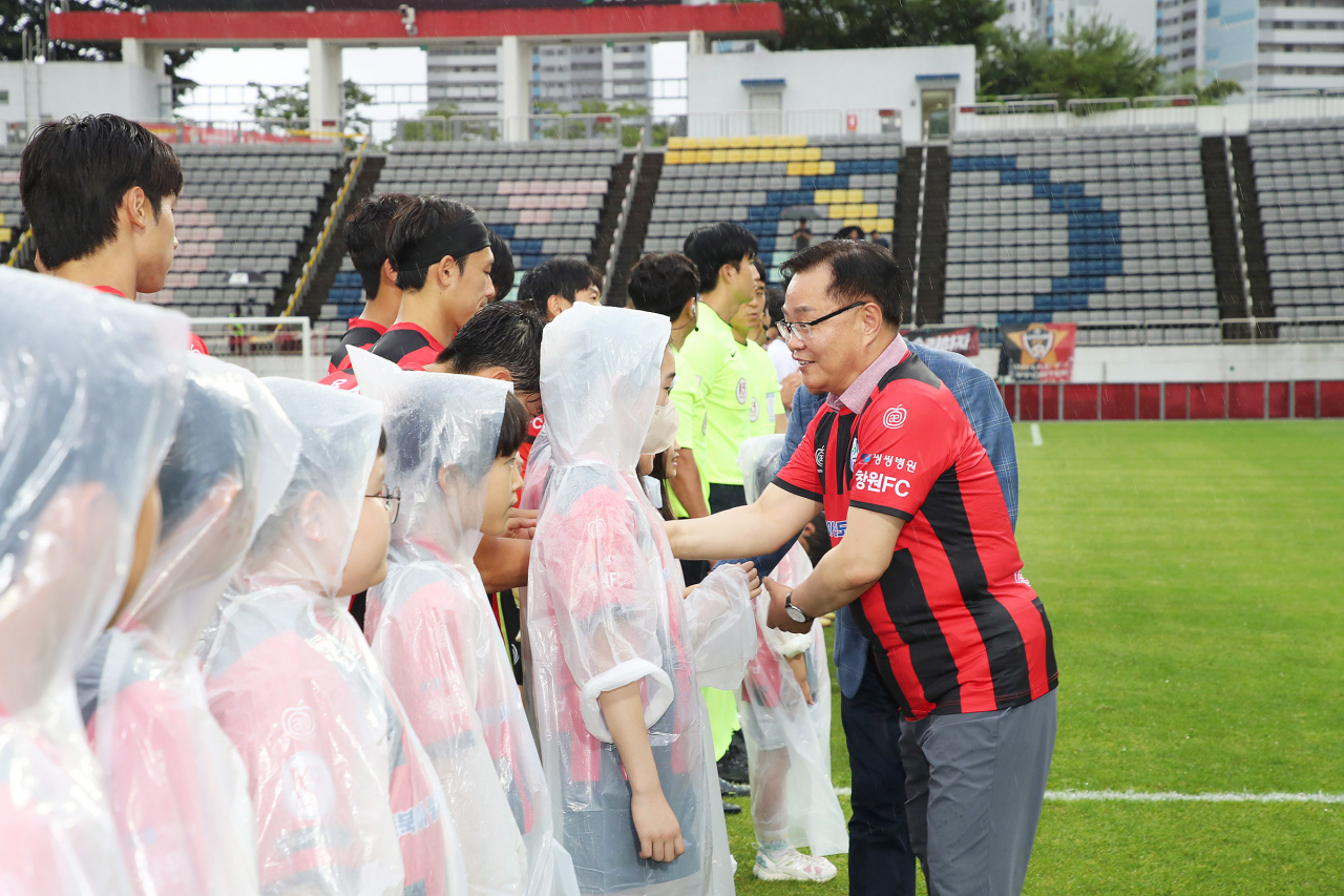 홍남표 창원시장(오른쪽)이 지난 29일 창원축구센터를 찾아 창원FC 선수단을 격려하고 있다. [사진=창원시]
