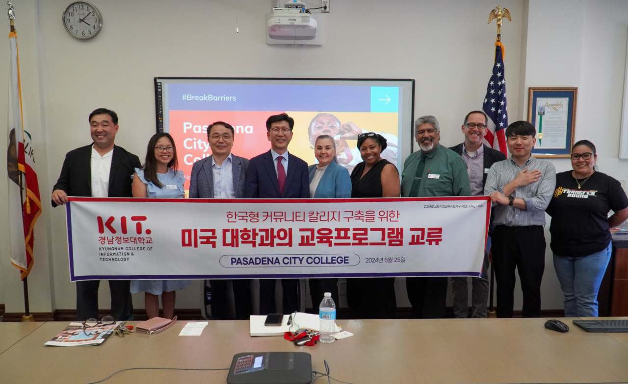 경남정보대 방문단이 美 파사디나 시티 칼리지 관계자들과 기념 촬영하고 있다. [사진=경남정보대학교]