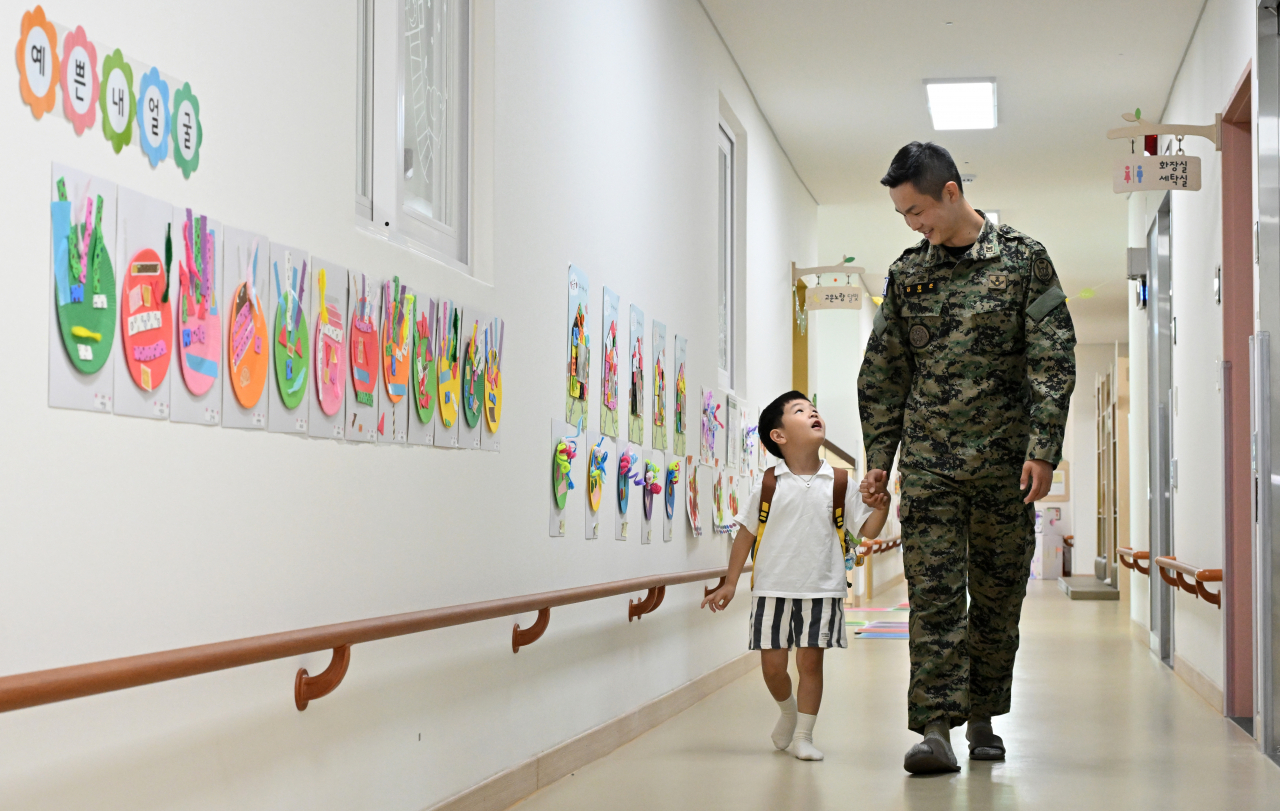 김창준 상사와 아들 김온별 군이 경기도 이천시 특수전사령부 리틀베레어린이집에서 등원하고 있다. [이천=임세준 기자]