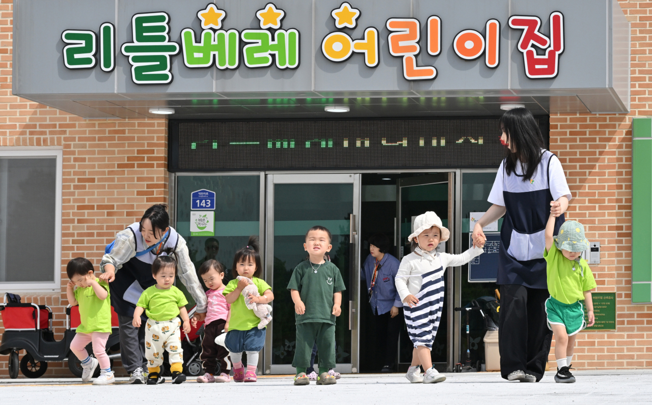 심각한 인구절벽 속 군 모델이 주목받고 있다. 경기도 이천시 특수전사령부 ‘리틀베레어린이집’에서 어린이들이 야외활동을 하기 위해 이동하고 있다. [이천=임세준 기자]