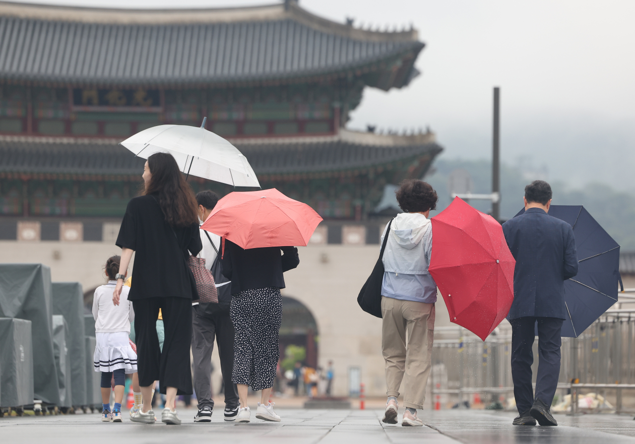 장마 영향으로 비가 내린 30일 오전 서울 종로구 광화문광장 일대에서 시민들이 우산을 쓰고 이동하고 있다. [연합]