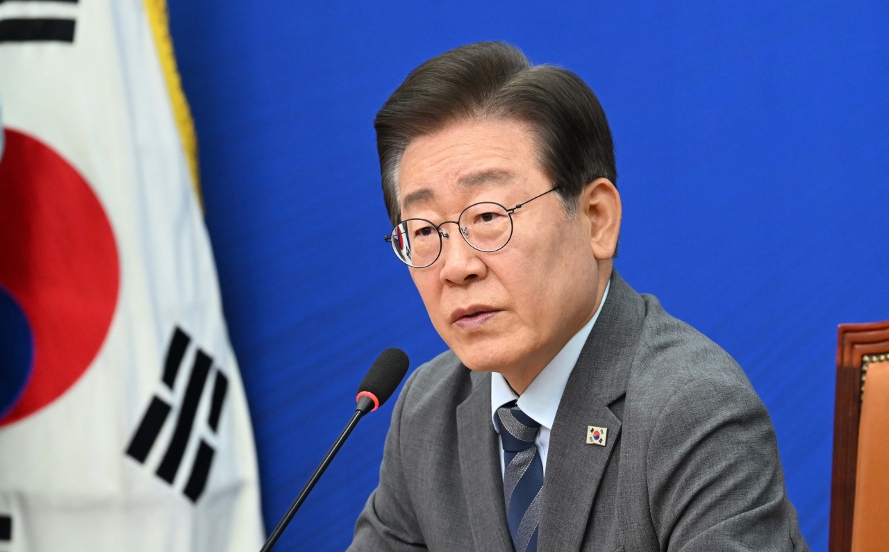 이재명 더불어민주당 대표가 24일 오전 서울 여의도 국회에서 열링 당대표 사퇴 기자회견에서 발언을 하고 있다. 이상섭 기자