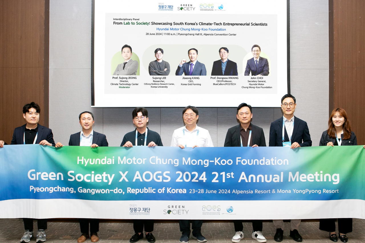 현대차 정몽구 재단이 개최ㄷ한 K-기후테크 세션 참가자들이 기념 촬영을 하고 있다. 왼쪽부터 현대차 정몽구 재단 이상진 과장, 한국그리드포밍 강지성 대표이사, 고려대학교 이수종 연구원, 포항공대 황동수 교수, 기후테크센터 정수종 센터장, 현대차 정몽구 재단 최재호 사무총장, 조선빈 매니저 [현대차 정몽구 재단 제공]