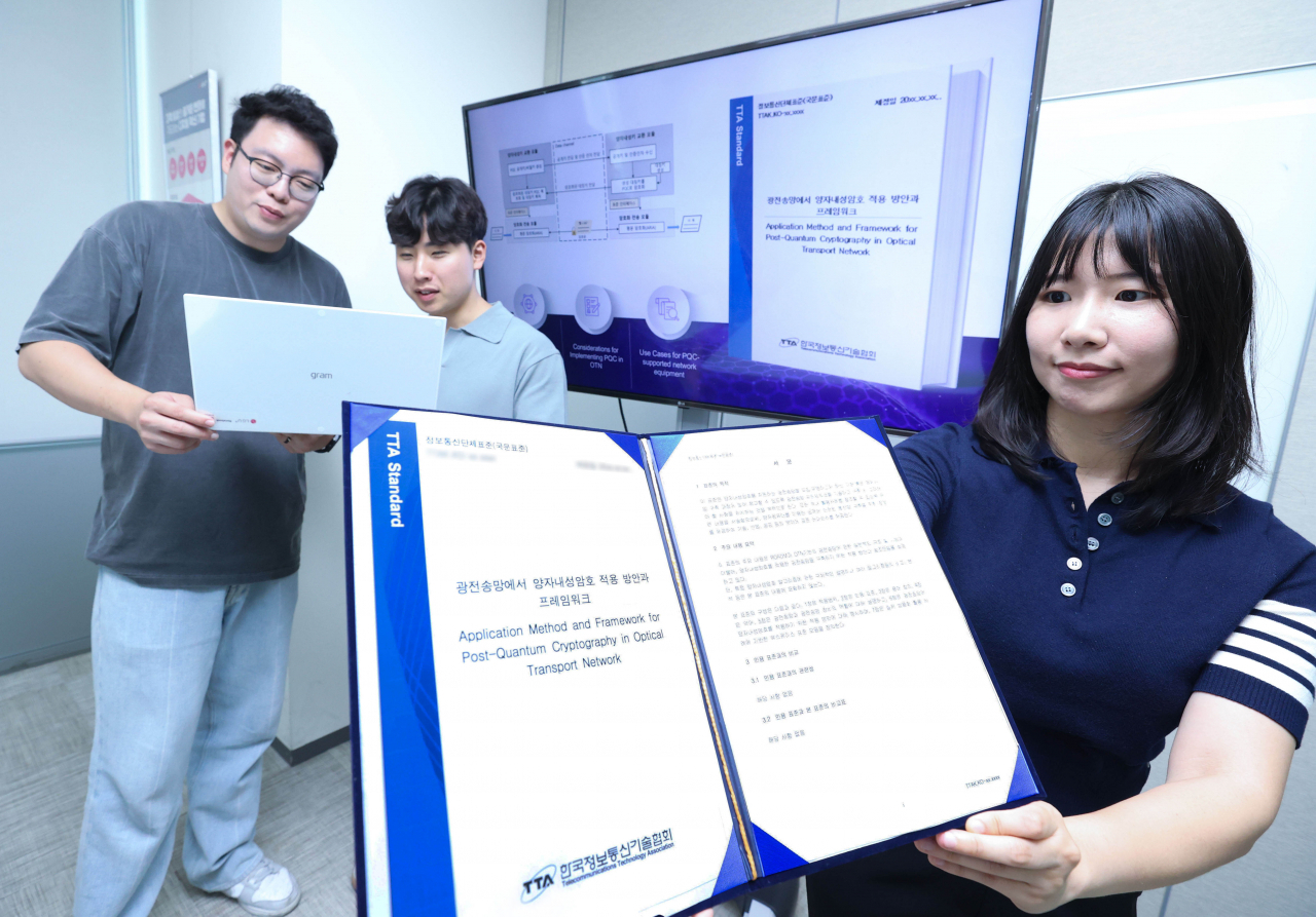 LG유플러스 직원들이 한국지능정보사회진흥원(NIA)과 공동으로 제안한 광전송망 양자내성암호(PQC) 적용방안 표준안을 소개하고 있는 모습. [LG유플러스 제공]