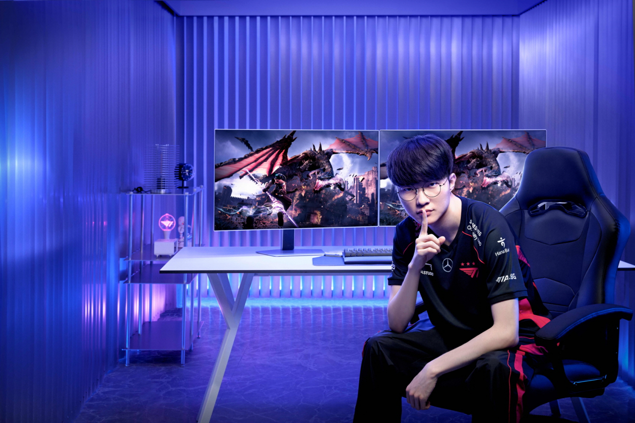 T1 페이커 선수가 삼성전자 OLED 게이밍 모니터 ‘오디세이 OLED G8(G80SD)’을 소개하고 있다. [삼성전자 제공]